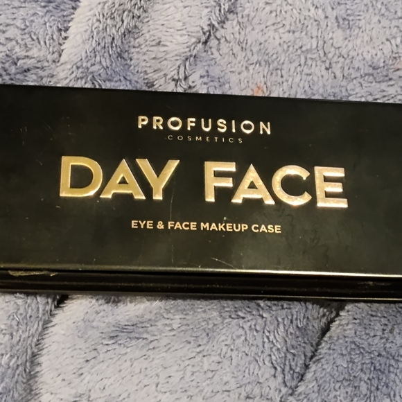 Multiple Brands Makeup Bundle (4 Items) - Picture 9 of 10